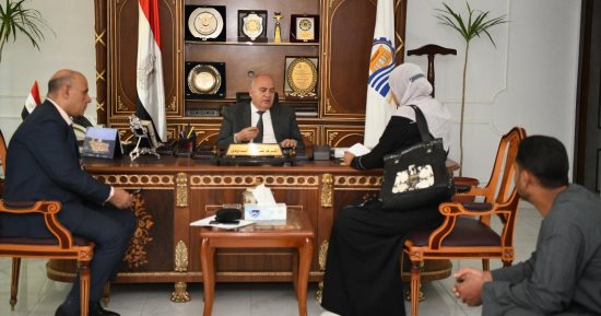محافظ قنا يستقبل 55 مواطنا بمكتبه لبحث شكاواهم