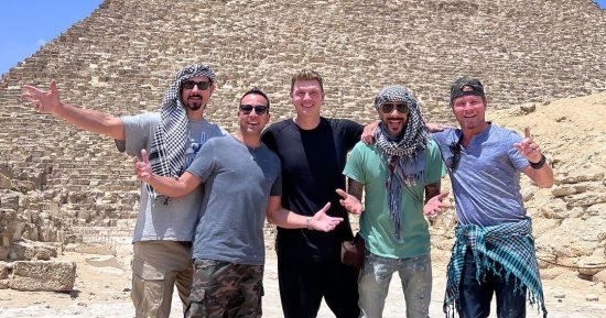 سعادة نجوم Backstreet Boys بزيارة الأهرامات.. ويعلقون: تحية من مصر (فيديو وصور)