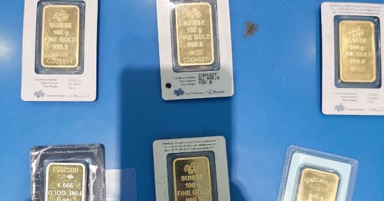 ضبط راكب بمطار القاهرة حاول تهريب سبائك ذهبية وآخر بحوزته صواعق وأسلحة بيضاء