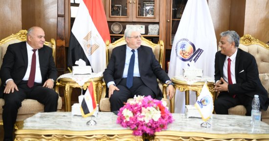 وزير التعليم العالي يصل جامعة جنوب الوادى لافتتاح وتفقد عدد من المنشآت