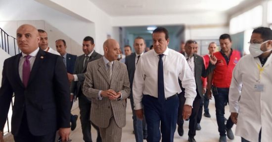 شهر مكافأة للعاملين.. وزير الصحة يشيد بالخدمات المقدمة فى مستشفى الصالحية المركزى