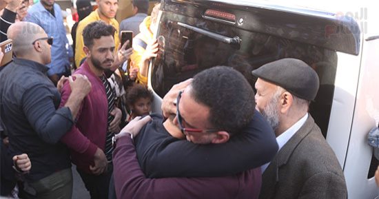 عصام السقا ودياب ونضال الشافعى ولقاء سويدان يشاركون فى جنازة مصطفى درويش