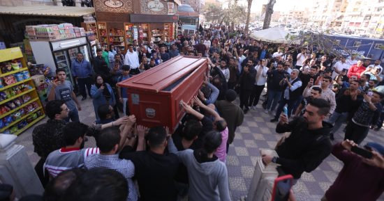 وصول جثمان الفنان مصطفى درويش لمسجد الحصري استعدادًا لصلاة الجنازة