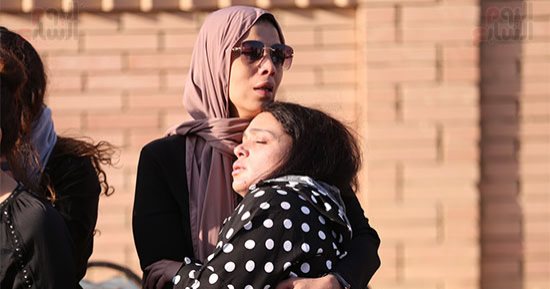انهيار خطيبة مصطفى درويش أثناء دفن جثمانه بالمقابر.. صور