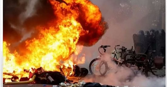 خارج الحدود.. مواجهات عنيفة مع الشرطة في مسيرات باريس ضد قانون التقاعد "فيديو"