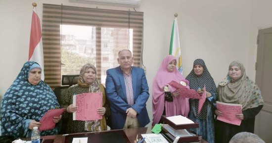 رئيس مدينة الحوامدية يكرم عمال النظافة ويهديهم ورودا تقديرا لجهودهم.. صور