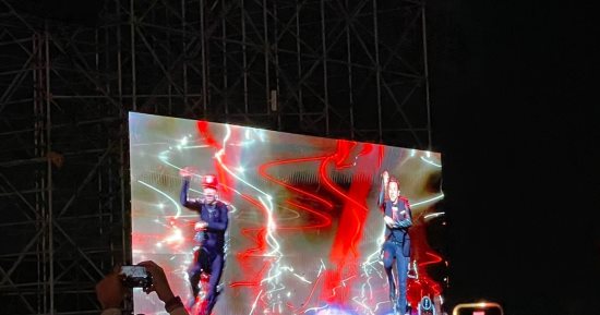 عضو فرقة Backstreet Boys يشكر الحضور باللغة العربية مع بداية الحفل