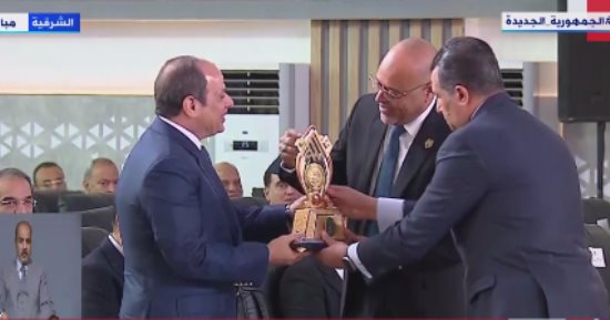 رئيس اتحاد العمال يهدى الرئيس السيسى درعا تذكاريا خلال احتفالية عيد العمال