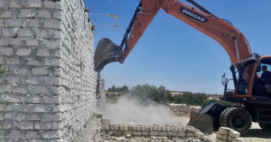 مدينة القرنة بالأقصر تنفذ إزالة حالات بناء على أراضى الدولة