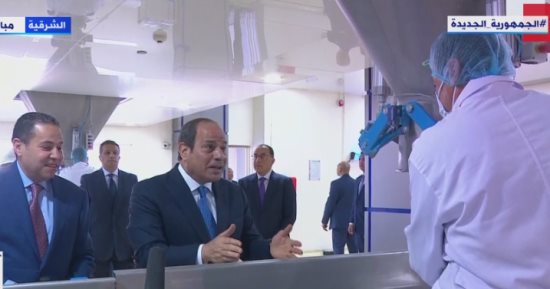 الرئيس السيسي يطمئن على عمال مصنع الشرقية للسكر: بتقبضوا كويس؟