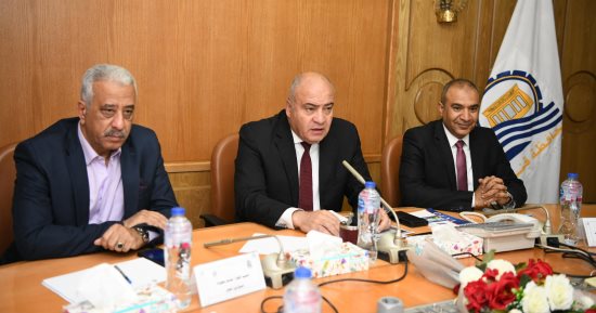 تمهيدا لافتتاحها.. محافظ قنا يراجع مواصفات أثاث مكتبة مصر العامة