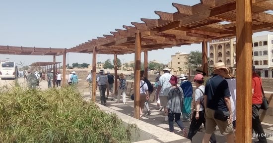 سياح العالم يستمتعون بزيارات طريق الكباش خلف مكتبة الأقصر.. صور