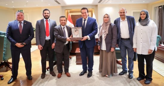 وزير الصحة يستقبل وفدًا من المجلس العمانى للاختصاصات الطبية 