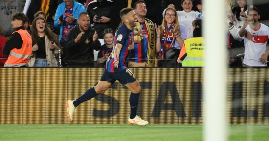 برشلونة يقترب من لقب الدوري الإسباني بفوز مثير على أوساسونا.. فيديو