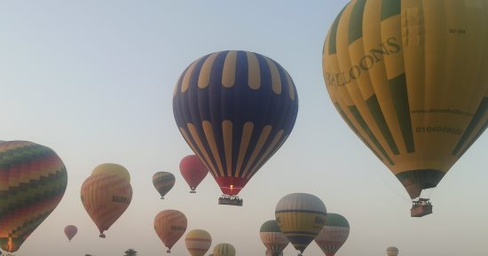 الأقصر تشهد تحليق 54 رحلة بالون طائر على متنها أكثر من 1450 سائحا.. صور