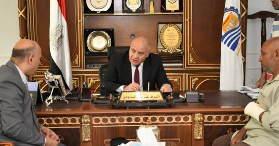 محافظ قنا يستقبل 75 مواطنا بمكتبه لبحث شكاواهم