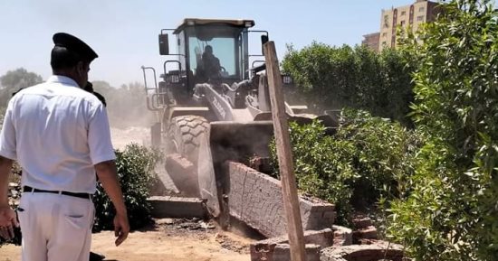 إزالة تعديات على أراضى الدولة بالمعصرة واسترداد 74 ألف متر مربع.. صور