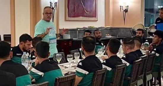رئيس الرجاء المغربي يدعم اللاعبين ماليا بعد الخروج من دورى أبطال أفريقيا