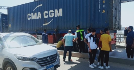 تعطل حركة المرور أعلى كوبرى كفر الجزار فى بنها بسبب سيارة "كونتينر"