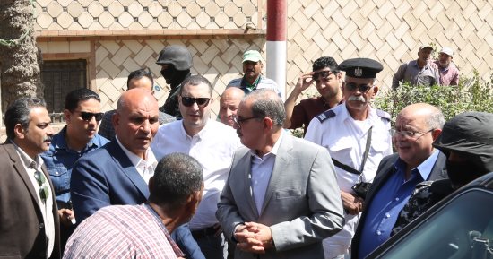 محافظ كفر الشيخ يوقف موكبه بفوه استجابة لمواطن من ذوى الهمم لوحً بيده