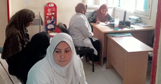 الكشف على 591 حالة فى قافلة جامعة جنوب الوادى لقرية الرئيسية بنجع حمادى