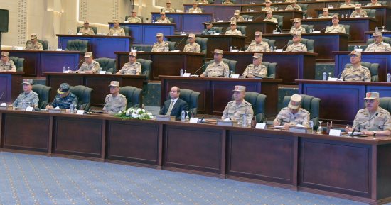 الرئيس السيسى يتفقد الأكاديمية العسكرية وعدد من المنشآت بمقر القيادة الاستراتيجية بالعاصمة الإدارية.. يجتمع بكبار قادة القوات المسلحة.. ويناقش تطور الأوضاع الإقليمية والدولية وانعكاساتها على الأمن القومى
