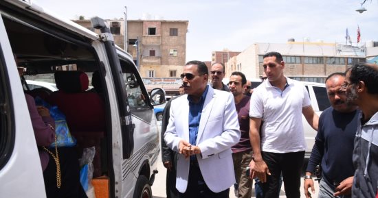 محافظ مطروح يطمئن على الالتزام بالتعريفة الجديدة للمواصلات.. صور