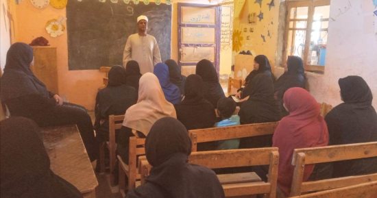 استمرار تنظيم 29 جلسة دوار للتوعية المجتمعية بقرى حياة كريمة بأسوان.. صور