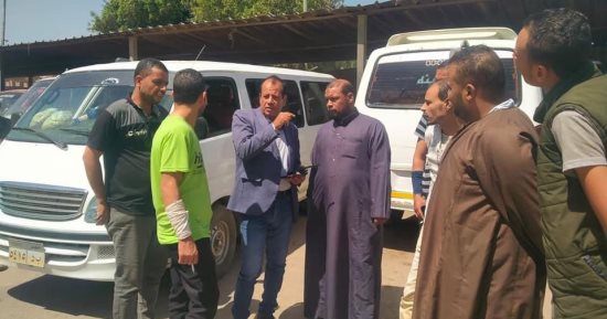 رئيس مدينة البدرشين يتابع انتظام مواقف السرفيس والعمل بالتعريفة الجديدة