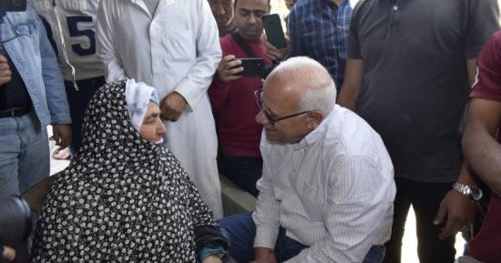 محافظ بورسعيد يزور مسنة بسهل الطينة فى منزلها ويستجيب لطلباتها.. صور
