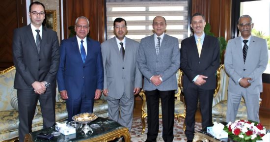 وزير الطيران المدنى يلتقى وفد مجلس أمناء كليه التكنولوجيا والطيران بالكويت 