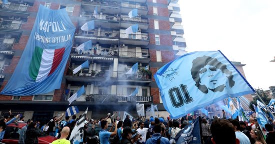 جماهير نابولي تستعد للاحتفال بالدوري الإيطالي بعد غياب 33 عاما.. صور