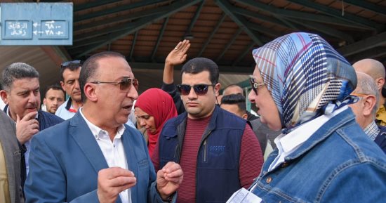 محافظ الإسكندرية يجرى جولة مفاجئة لمتابعة الالتزام بالتعريفة الجديدة.. صور
