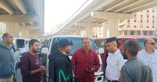 رئيس حى الهرم يتفقد مواقف السرفيس للتأكد من الالتزام بالتعريفة الجديدة