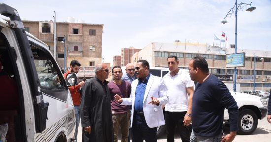 لافتات وملصقات لتعريفة الأجرة الجديدة لخطوط السير بمطروح.. صور