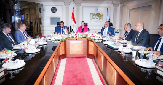 توقيع  ملحق عقود مراحل تنفيذ منظومة المخلفات الصلبة.. صور