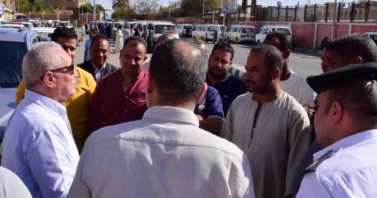 محافظ الأقصر يتابع العمل فى المواقف بعد تعريفة الركوب الجديدة.. صور 