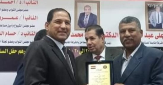 مطاحن القاهرة تهدى نائب رئيس اتحاد نقابات عمال الجيزة درع التميز الإنتاجى