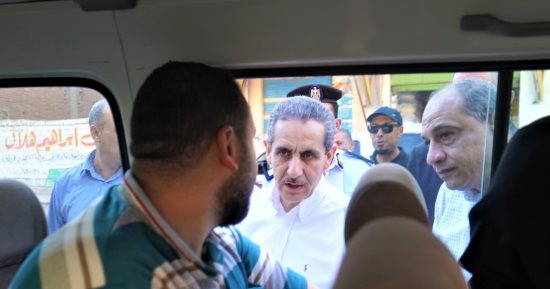 جولة صباحية لمحافظ الغربية على مواقف السيارات لمتابعة الالتزام بالتعريفة الجديدة 