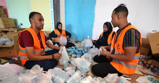 أهلا بالأشقاء.. متطوعون بوادى كركر بأسوان يقدمون تسهيلات للعائدين من السودان