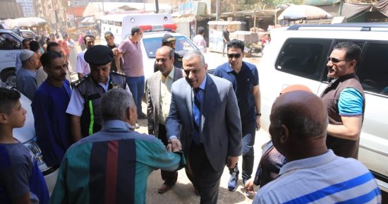 محافظ سوهاج يتفقد سير العمل بمواقف السيارات ويتابع الالتزام بالتعريفة الجديدة