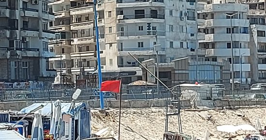 "رياح الخماسين" تضرب الإسكندرية متأخرة عن موعدها بـ 9 أيام.. رفع الرايات الحمراء على شواطئ الإسكندرية وسط إقبال محدود من المصطافين.. ورياح مثيرة للرمال والأتربة مع توقعات بسقوط الأمطار على مناطق متفرقة.. صور