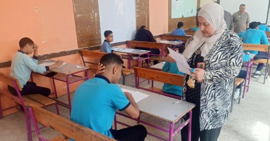 انطلاق امتحانات نهاية العام لصفوف النقل.. قرابة 20 مليون طالب يؤدون الاختبارات إلكترونيا وورقيا بالمدارس.. التعليم: الأسئلة مطابقة للمواصفات.. وسيستم الامتحان الإلكترونى للثانوى العام يعمل دون مشكلات