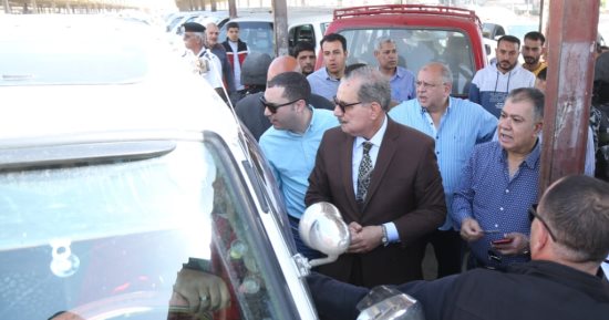 محافظ كفر الشيخ ونائبه يواصلان جولاتهما بالمواقف ومحطات الوقود.. صور