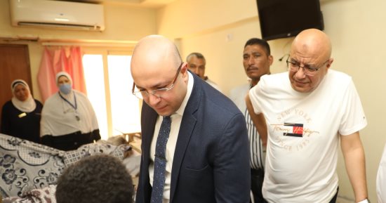 محافظ بنى سويف يتفقد مصابى حادث انقلاب أتوبيس على الطريق الشرقى.. صور
