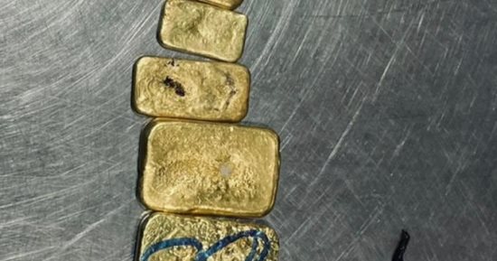 جمارك مطار القاهرة تضبط راكبة أخفت 1.8 كيلو جرام سبائك ذهبية