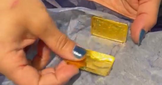 جمارك مطار القاهرة تضبط راكبا بحوزته 5 سبائك ذهبية أخفاها فى ملابسه