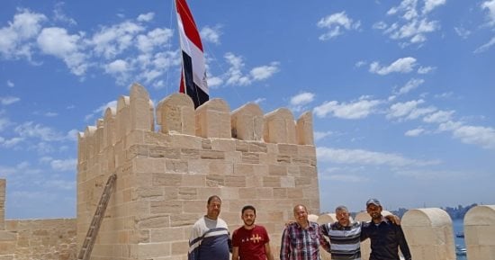 قلعة قايتباى تتزين لاستقبال الأفواج السياحية فى الصيف.. يوم ترفيهى وسط عبق التاريخ مع فسحة بحرية وجولة داخل المتاحف المائية.. ترميم الجدران والأبواب الخشبية.. و"الآثار": زيادة أسعار تذاكر الدخول للأجانب فقط