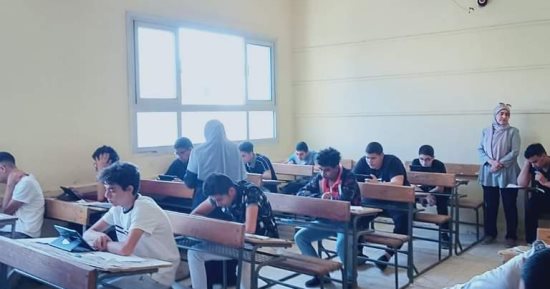 طلاب الصف الأول الثانوى يؤدون امتحان اللغة العربية إلكترونيا على التابلت..صور