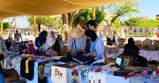 16 عارضة مشغولات وحرف يدوية يشاركن فى مهرجان الأم المثالية بالأقصر.. صور